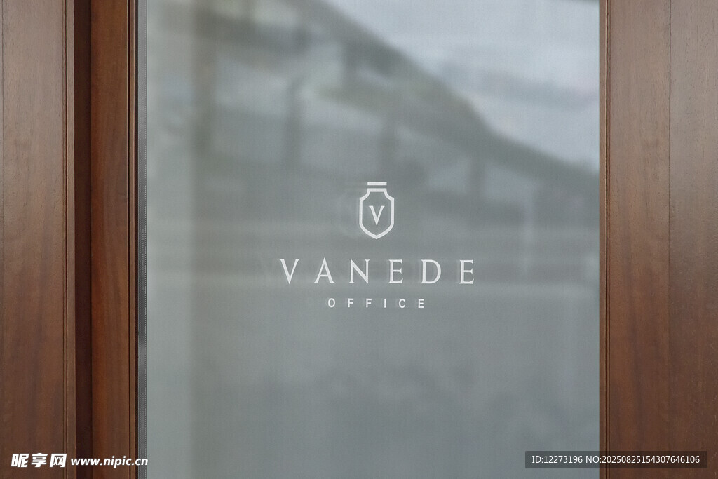 玻璃上的YANEDE品牌标识
