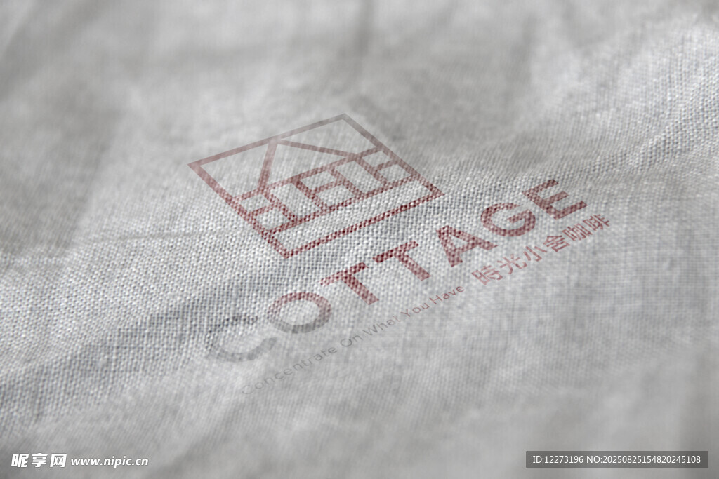 白色布料上的COTTAGE标志