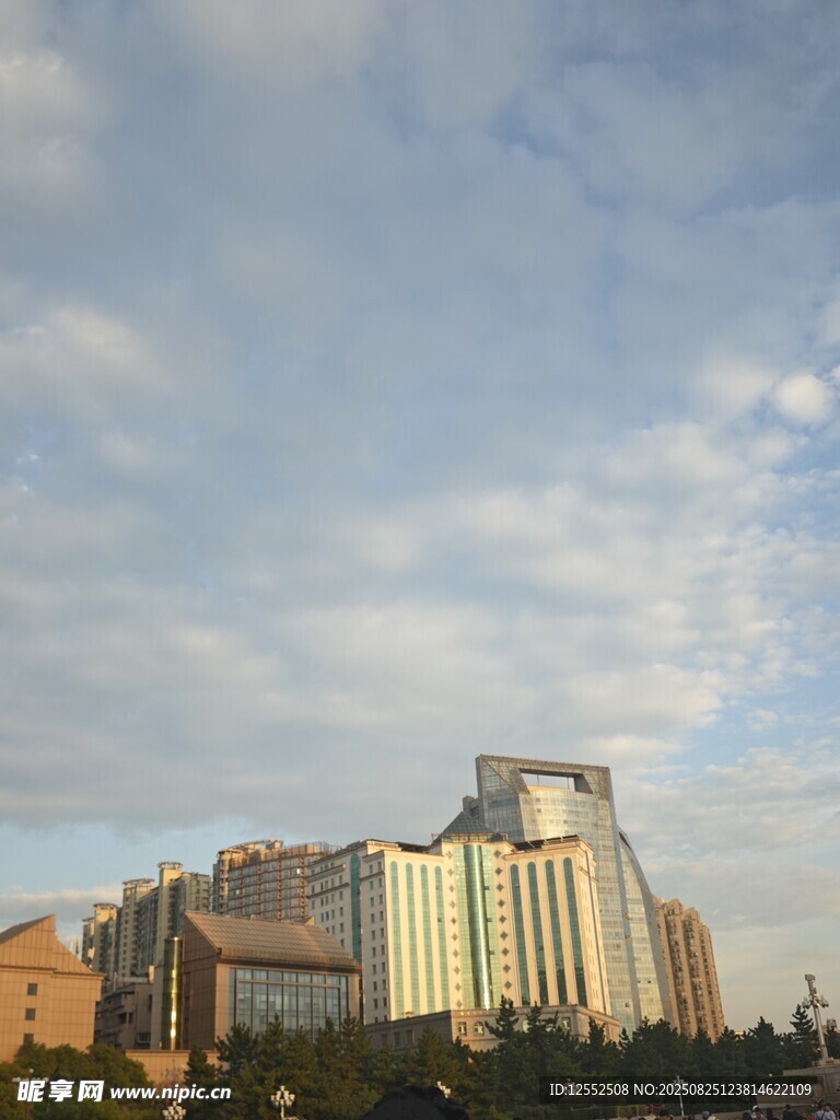 城市天际线与蓝天白云景观