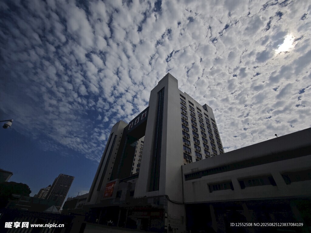 城市高楼与天空云朵景观
