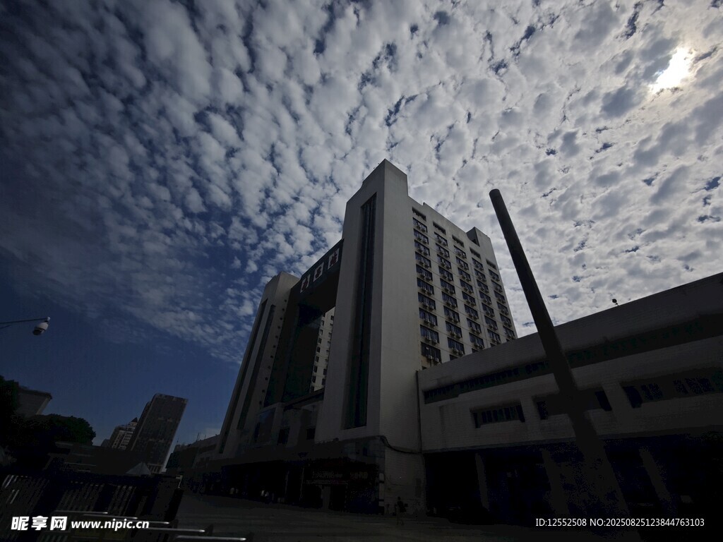 城市建筑与天空壮丽景观