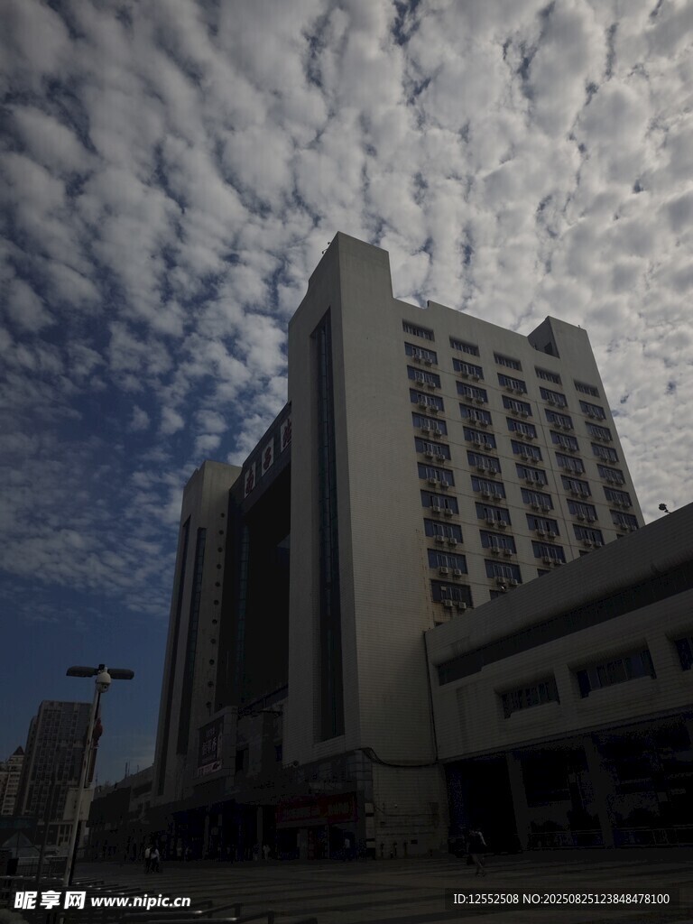 城市高楼与天空云层景观