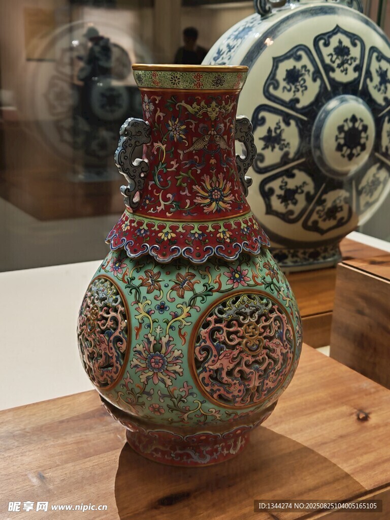 故宫精美古瓷花瓶展示