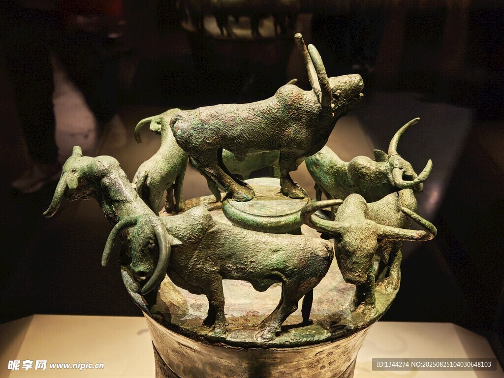 青铜牛虎铜案雕塑
