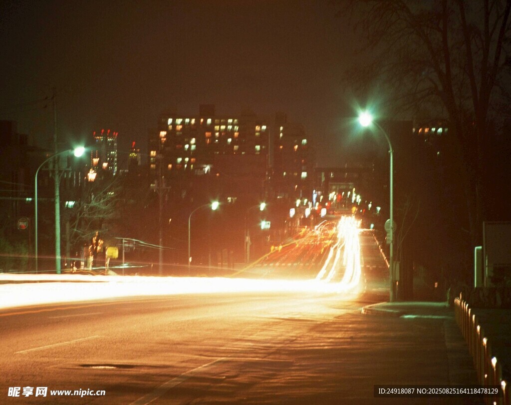 夜晚城市道路光影景象