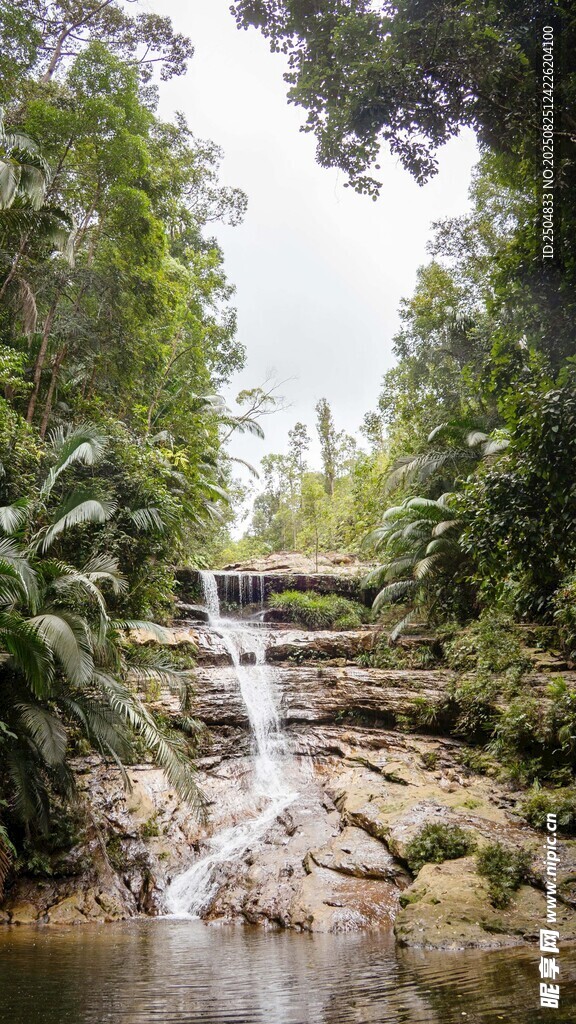 山间瀑布 绿意环绕的美景