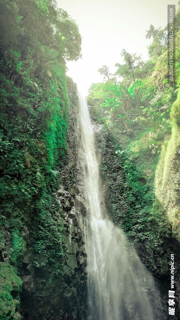 山间飞瀑 绿意盎然的美景