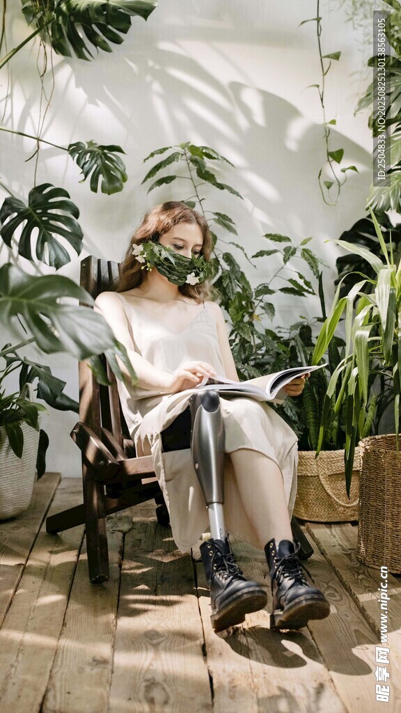 女子坐于绿植环绕的休闲处