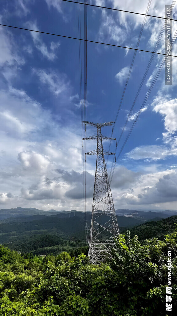 山间输电塔