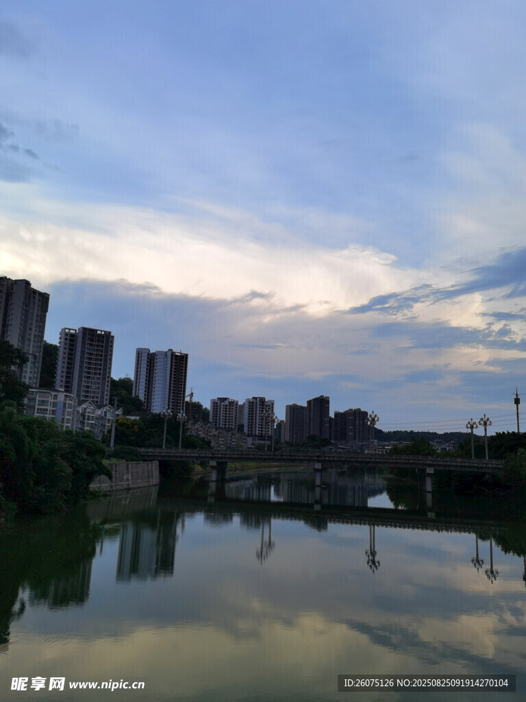 城市河畔黄昏落日美景