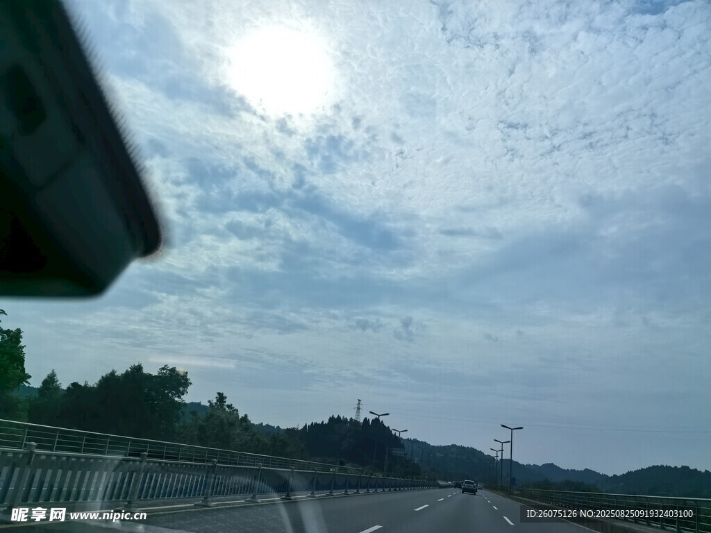 公路上的天空与远处景色