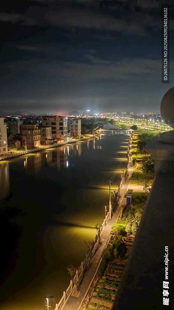 城市河畔夜景俯瞰