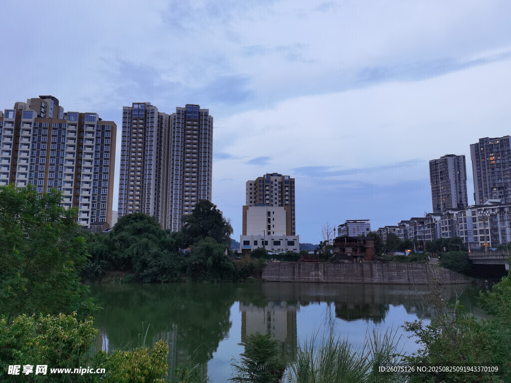 湖畔高楼林立的城市景致