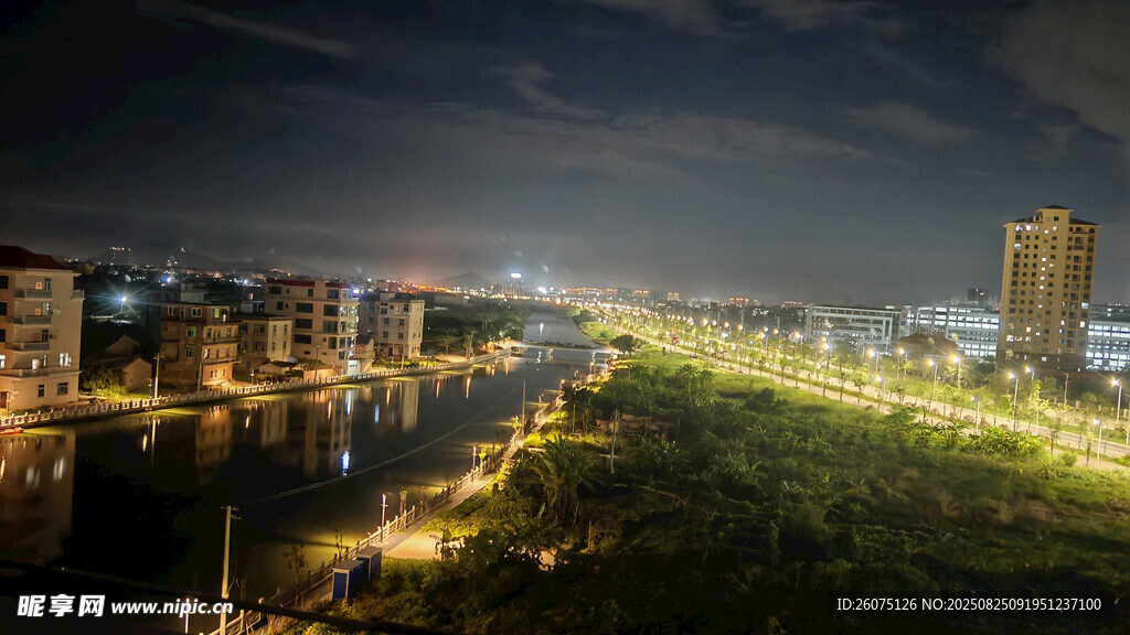 城市河畔璀璨夜景