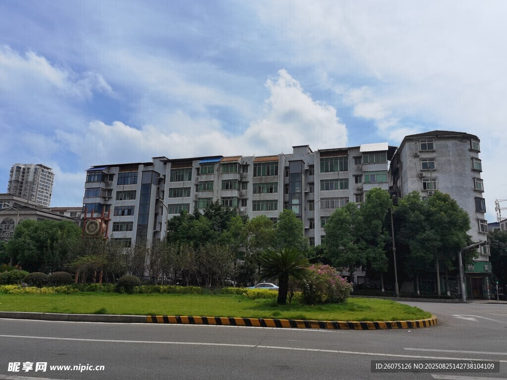 城市中的多层住宅建筑