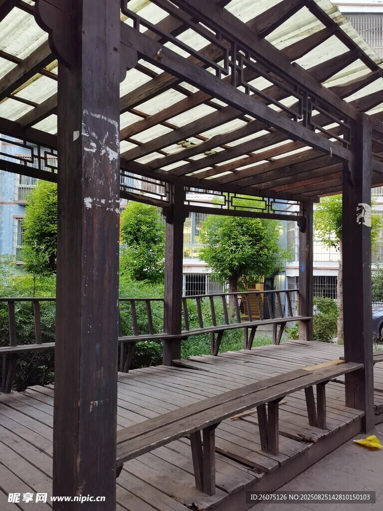 户外木质凉亭休闲场景