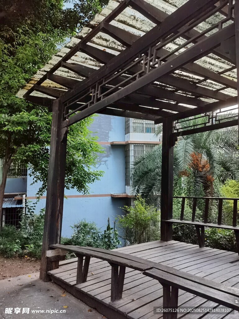 户外木质凉亭休闲空间