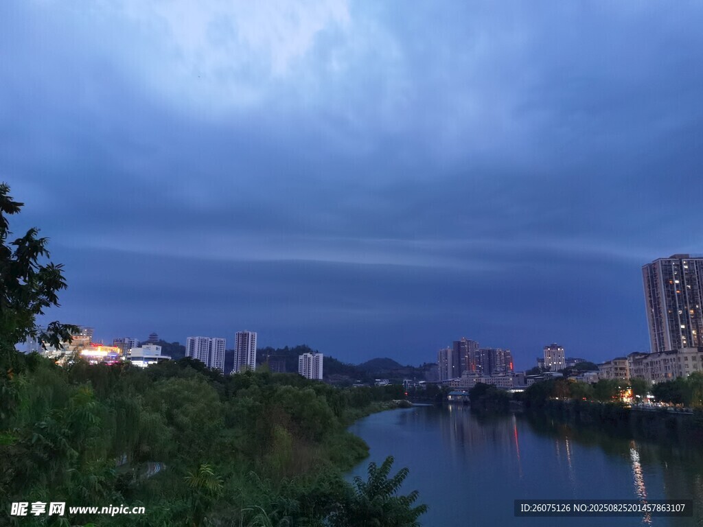 河畔暮色中的城市景观