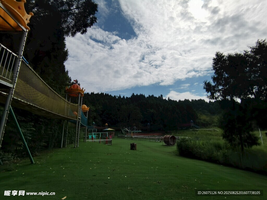 户外草坪游乐设施风景