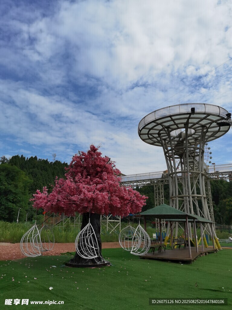 户外游乐场秋千树与观景塔
