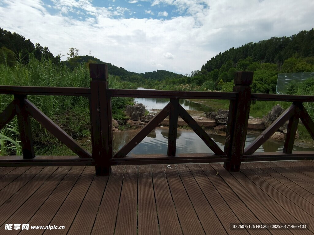 河畔木栈道风景