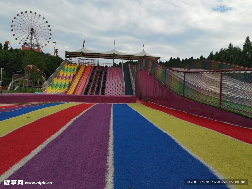 彩色滑道乐园欢乐场景
