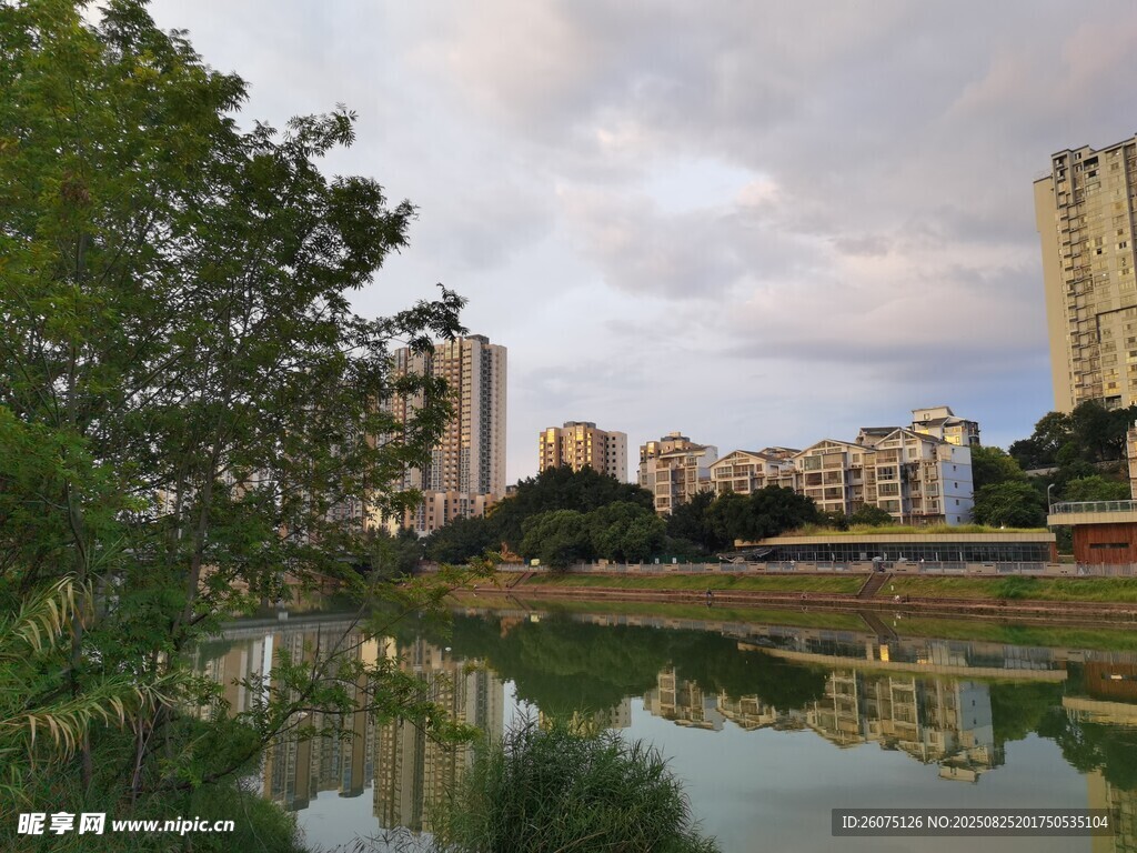 城市湖畔与水面倒影风景