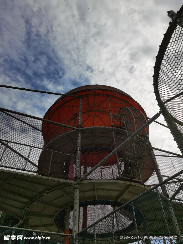 仰拍红色圆顶设施与交错结构