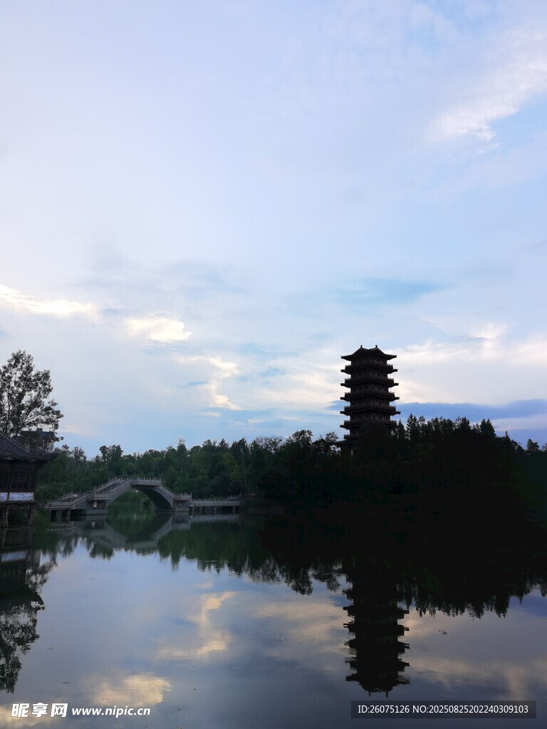 湖面古塔倒影美景