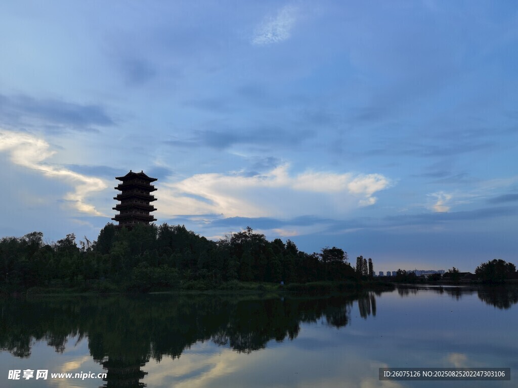 湖畔古塔映蓝天