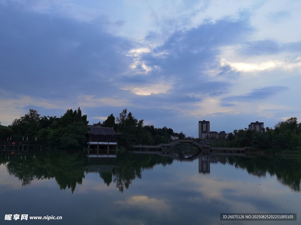 湖畔黄昏美景倒映