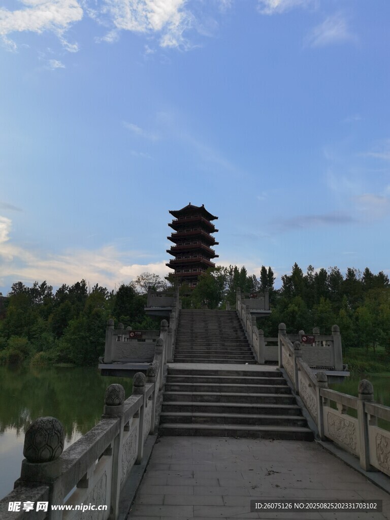 蜿蜒石阶延伸至古建宝塔