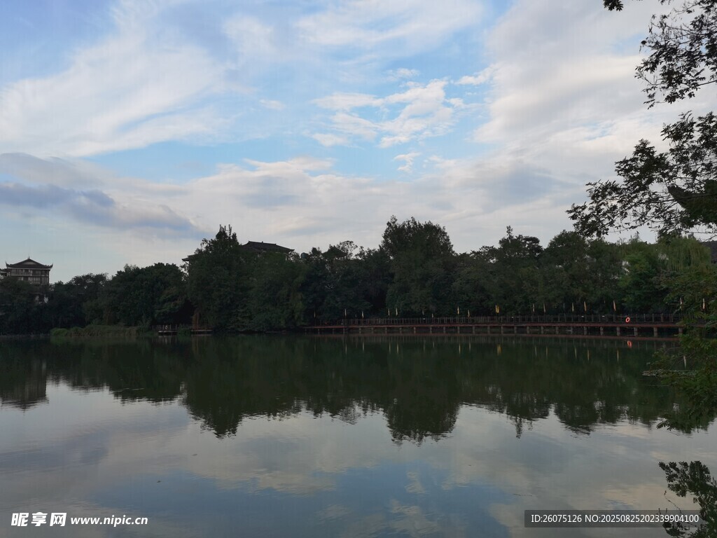 湖泊美景倒映蓝天白云