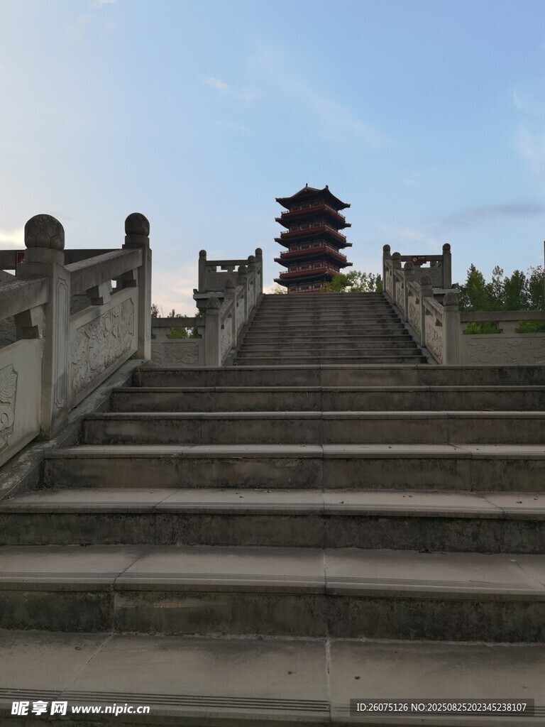 古桥石阶通向远处宝塔