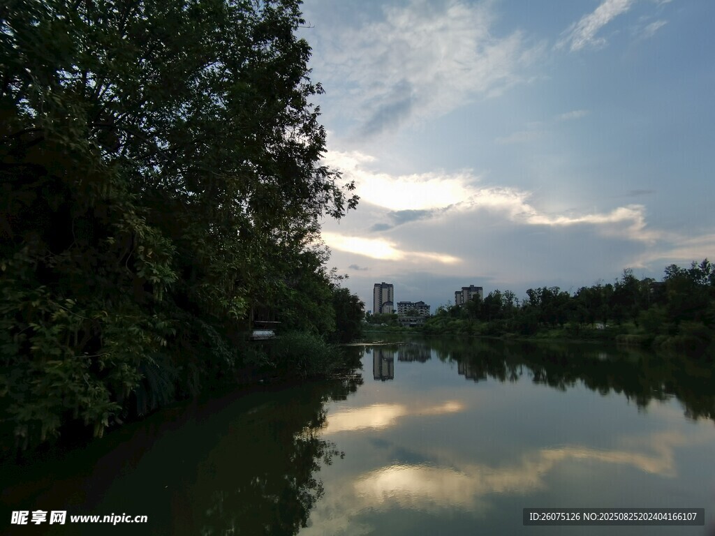 湖畔绿树映蓝天落日美景