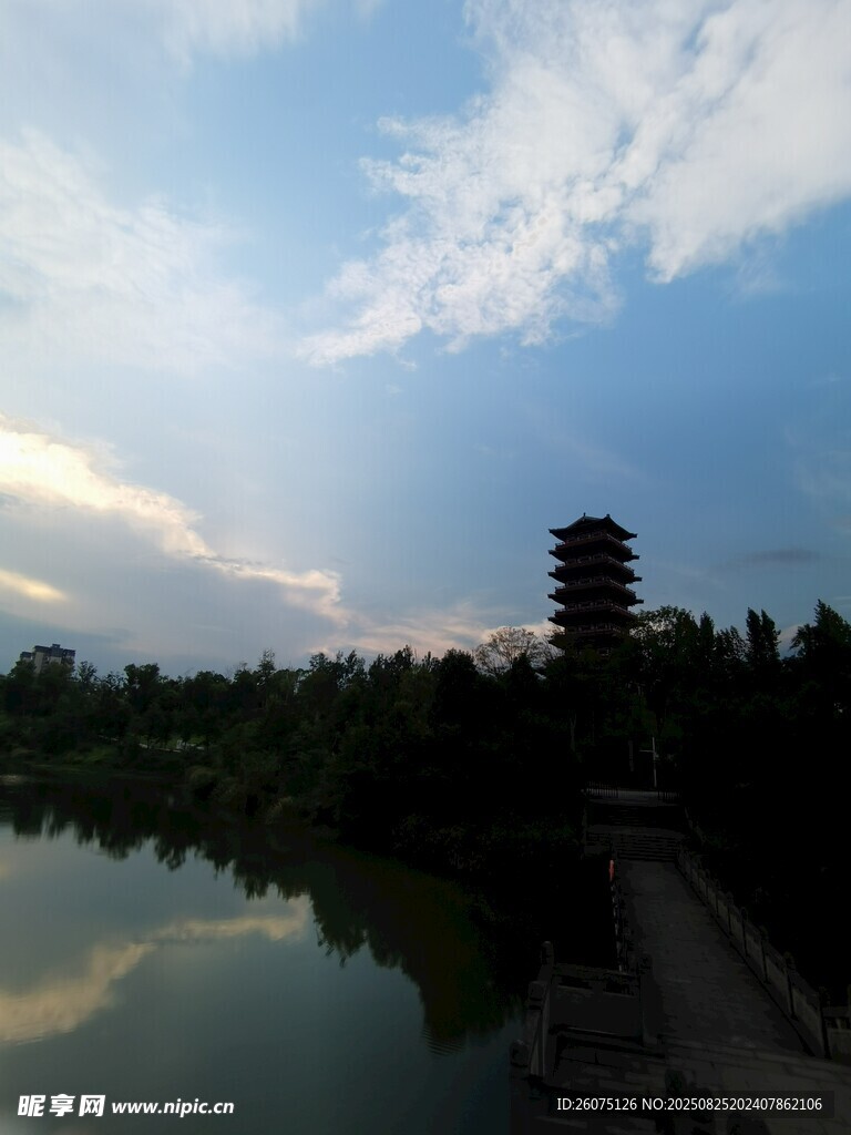 湖畔古塔映晚霞