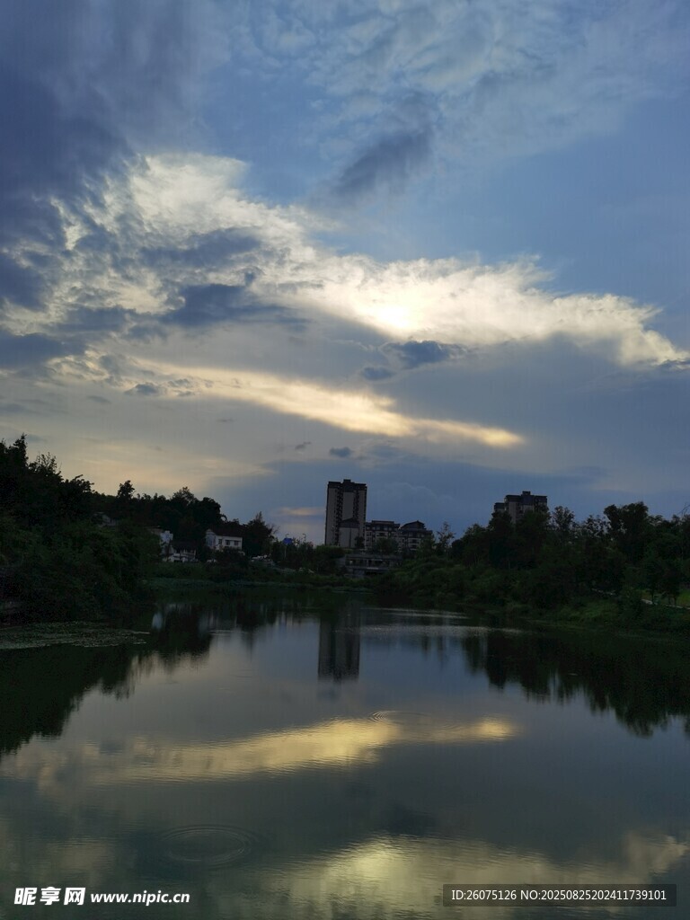 湖畔黄昏落日美景