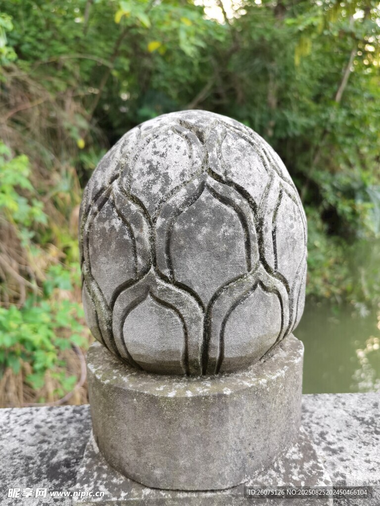 石制雕刻莲花球古朴有韵味