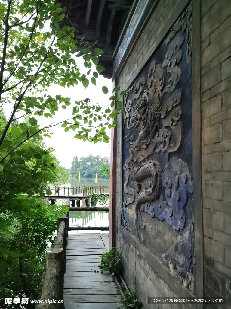 古建龙纹石雕墙与木质步道景观