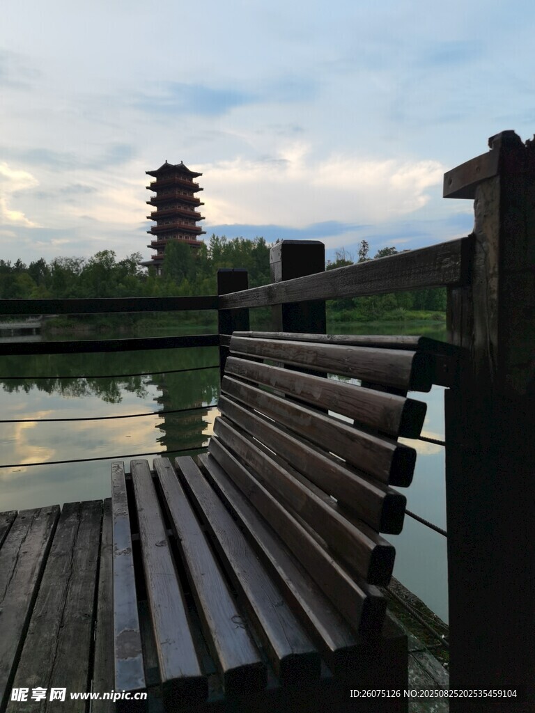 湖畔木栈道与远处塔楼