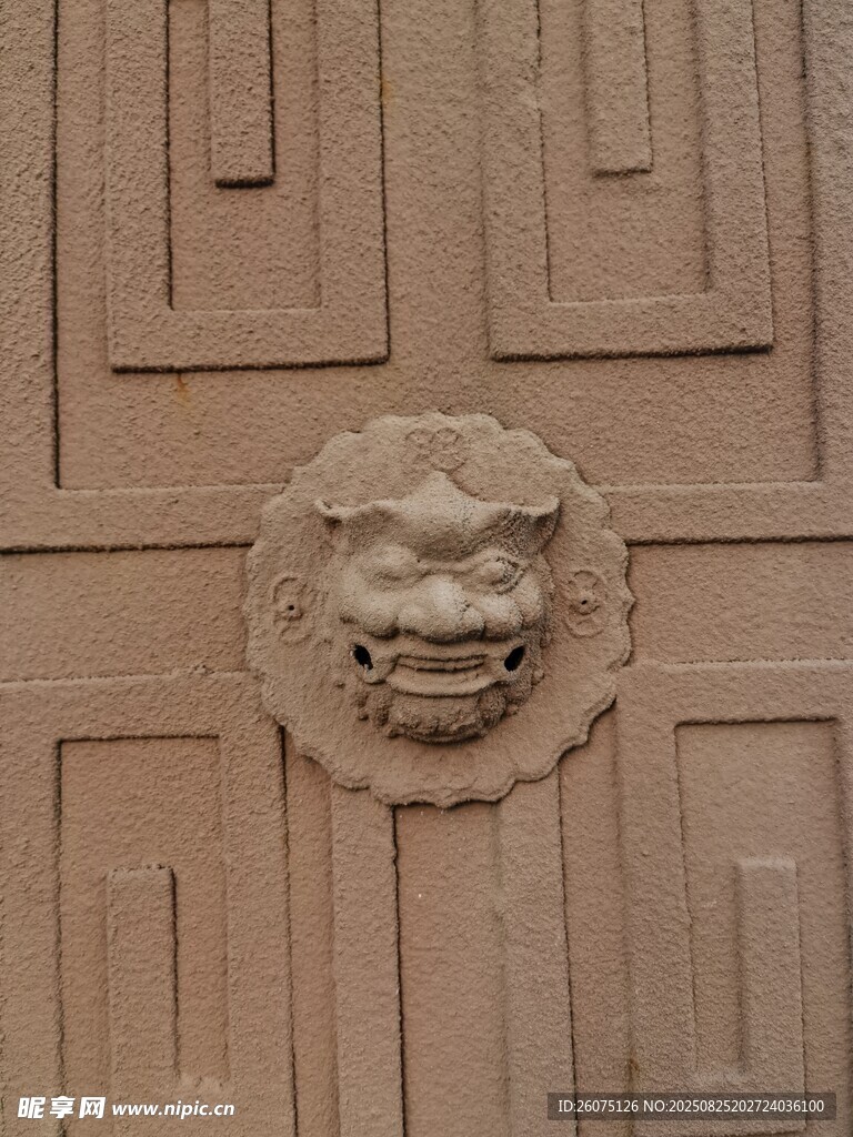 中式石柱上的兽头门环