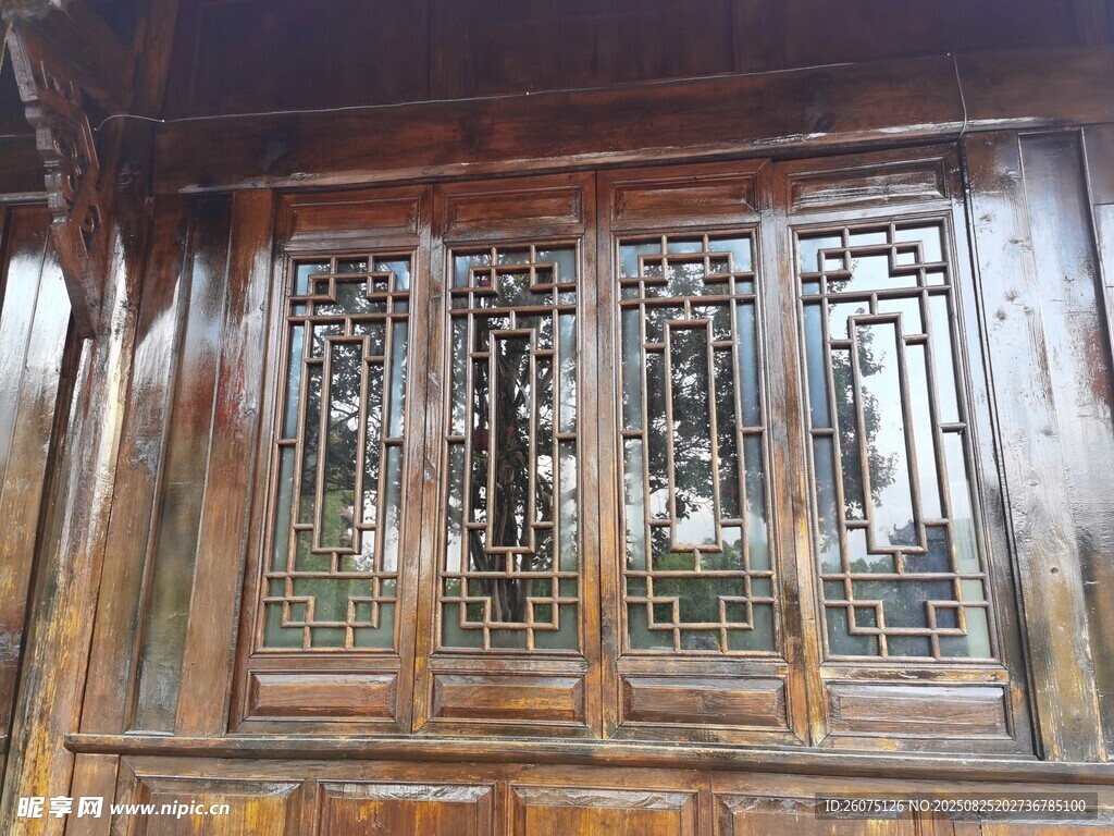 中式古典雕花木质窗户