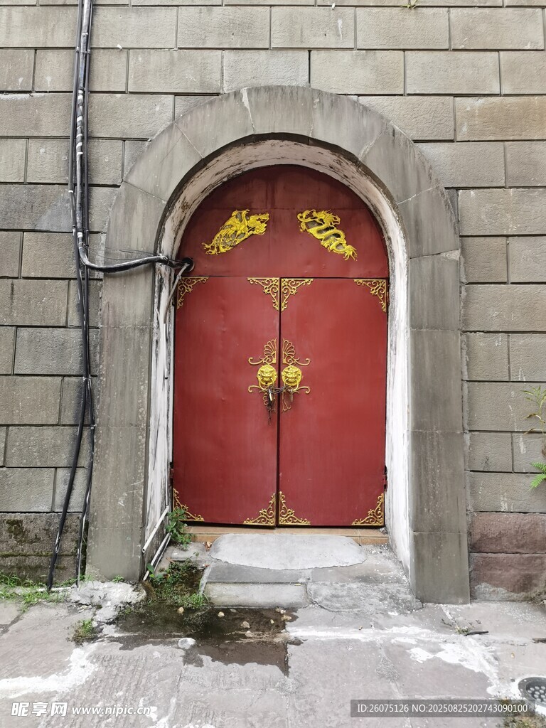 中式红门与古城墙