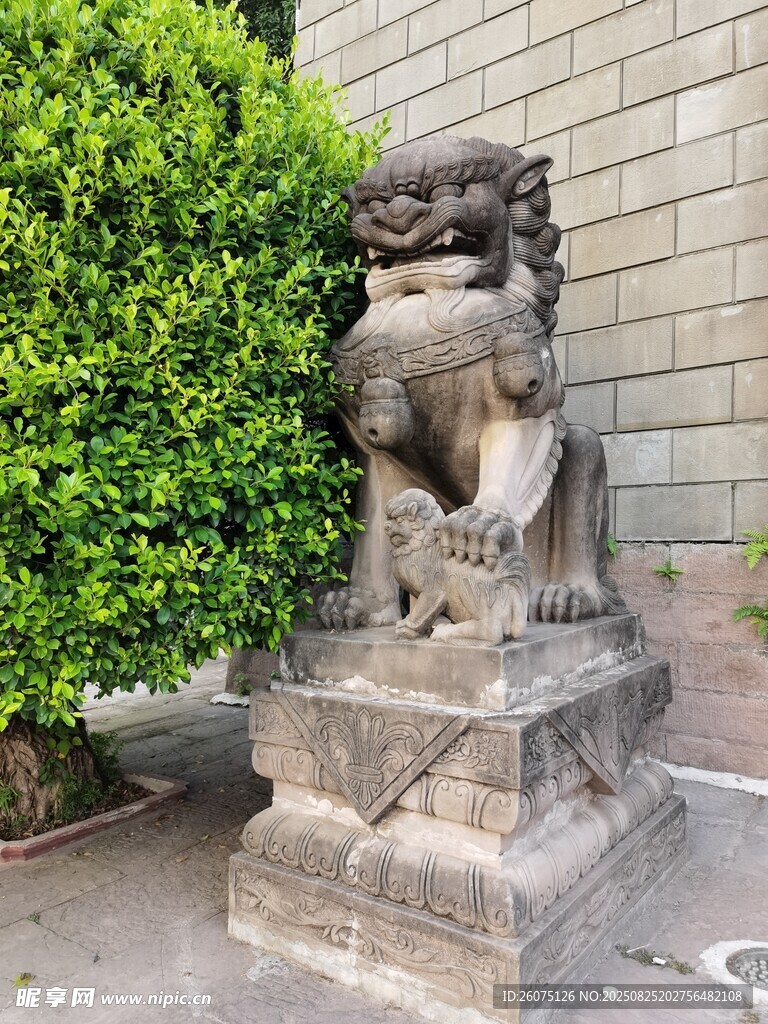 石狮子雕塑古朴威严