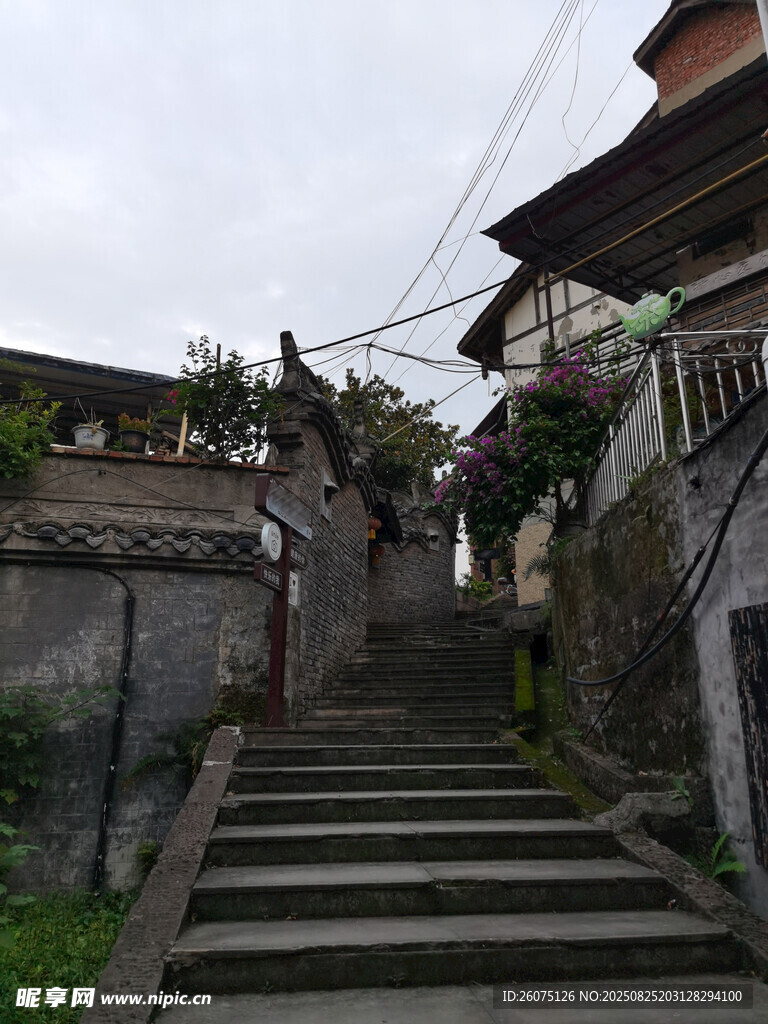 古巷石阶静谧村落景致