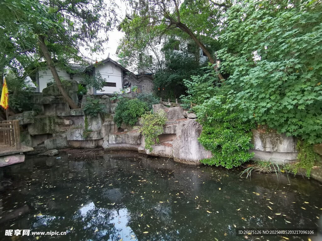 静谧池塘边中式园林景致