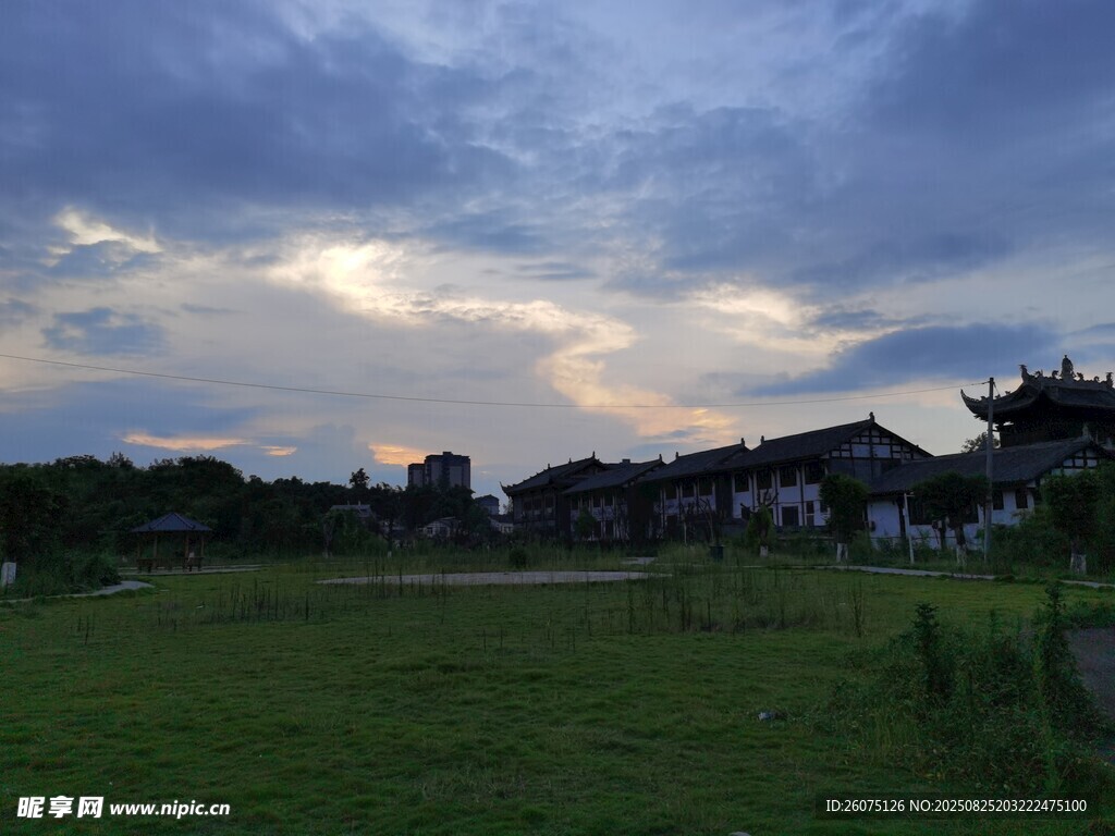 黄昏下的中式建筑与草地
