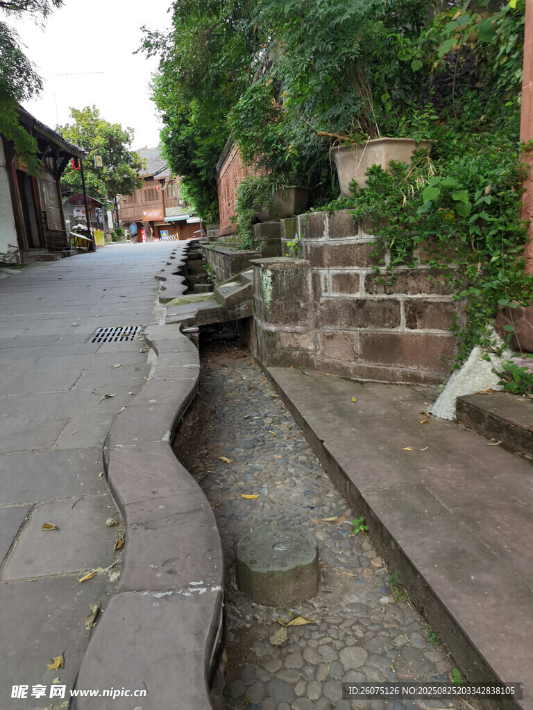 街边蜿蜒石砌干涸水景设施