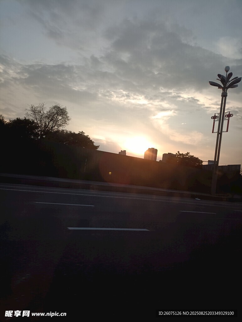 城市道路与天际线落日美景