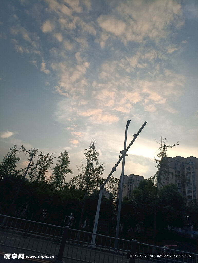黄昏下的城市与电线杆景观